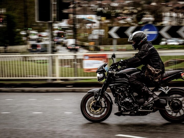 Spektakularny pościg za motocyklistą: uderzył w radiowóz po niekontrolowanym pędzie 200 km/h