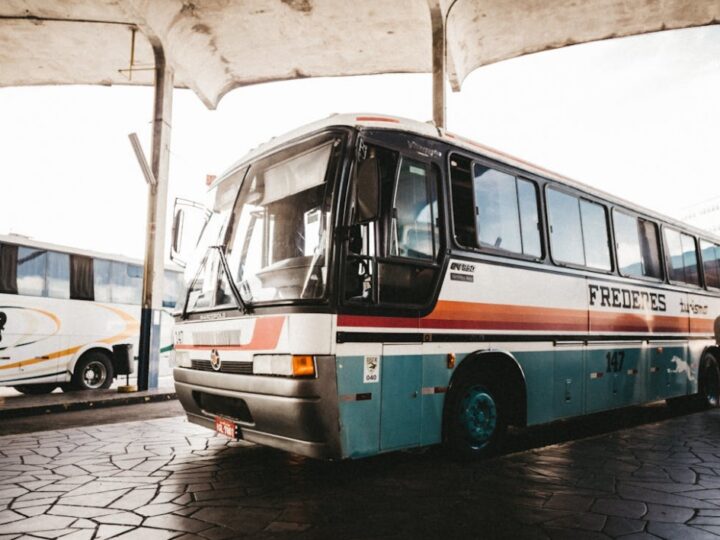 Autobus miejski jadący pod prąd na drodze szybkiego ruchu – kierowca stracił prawo jazdy i stanie przed sądem