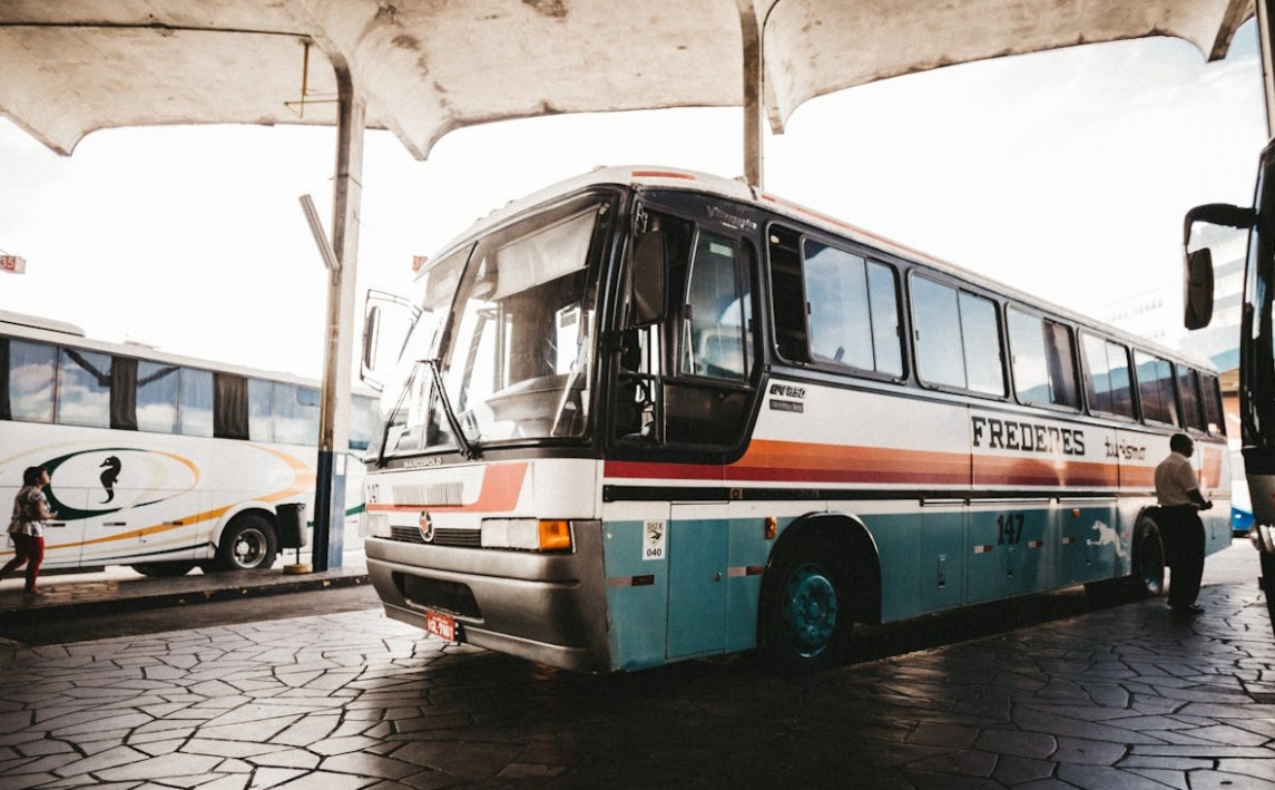 Autobus miejski jadący pod prąd na drodze szybkiego ruchu – kierowca stracił prawo jazdy i stanie przed sądem