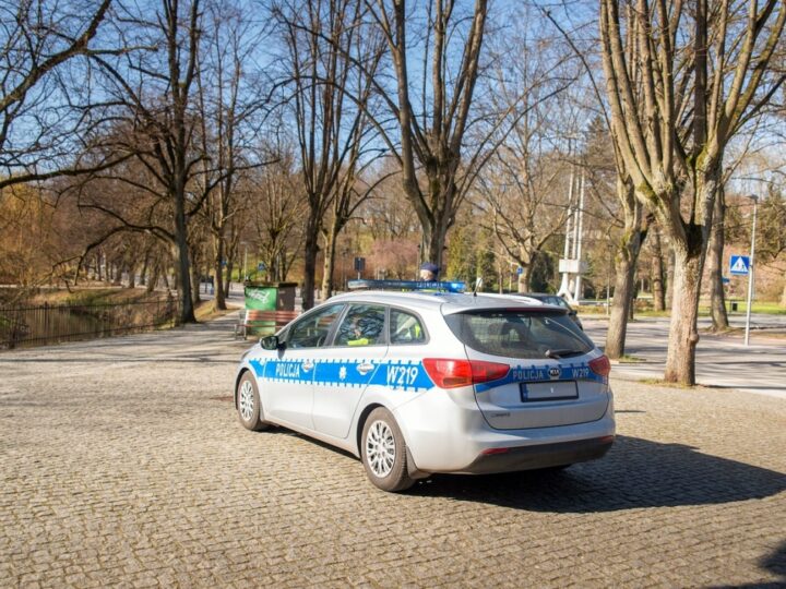 Odnowa floty śląskiej Policji: 85 nowych ekologicznych samochodów w uroczystym przekazaniu