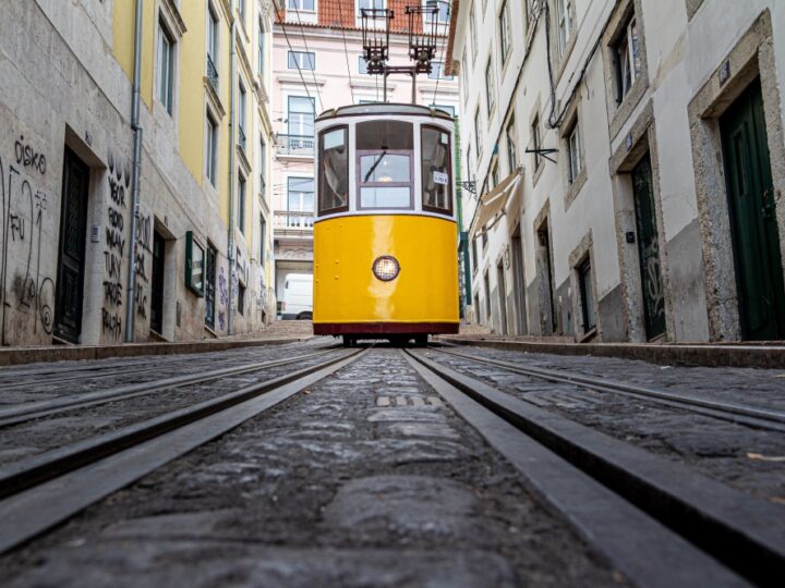 Jakie kroki podjąć po upadku w tramwaju, aby uzyskać odszkodowanie?