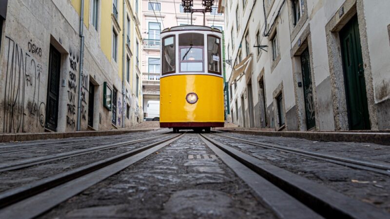 Jakie kroki podjąć po upadku w tramwaju, aby uzyskać odszkodowanie?