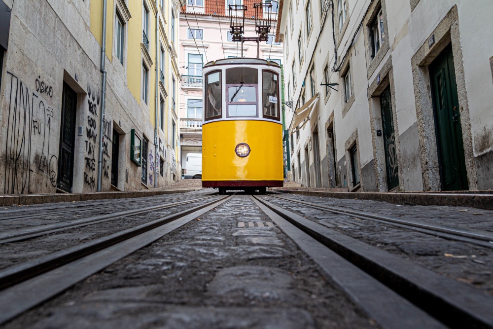 Jakie kroki podjąć po upadku w tramwaju, aby uzyskać odszkodowanie?